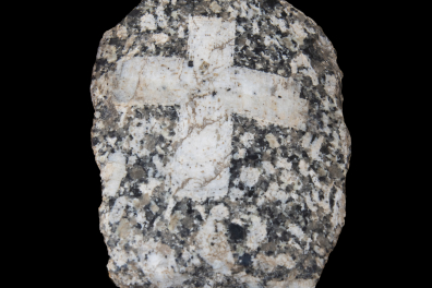 Granite avec macle en croix de feldspath plagioclase